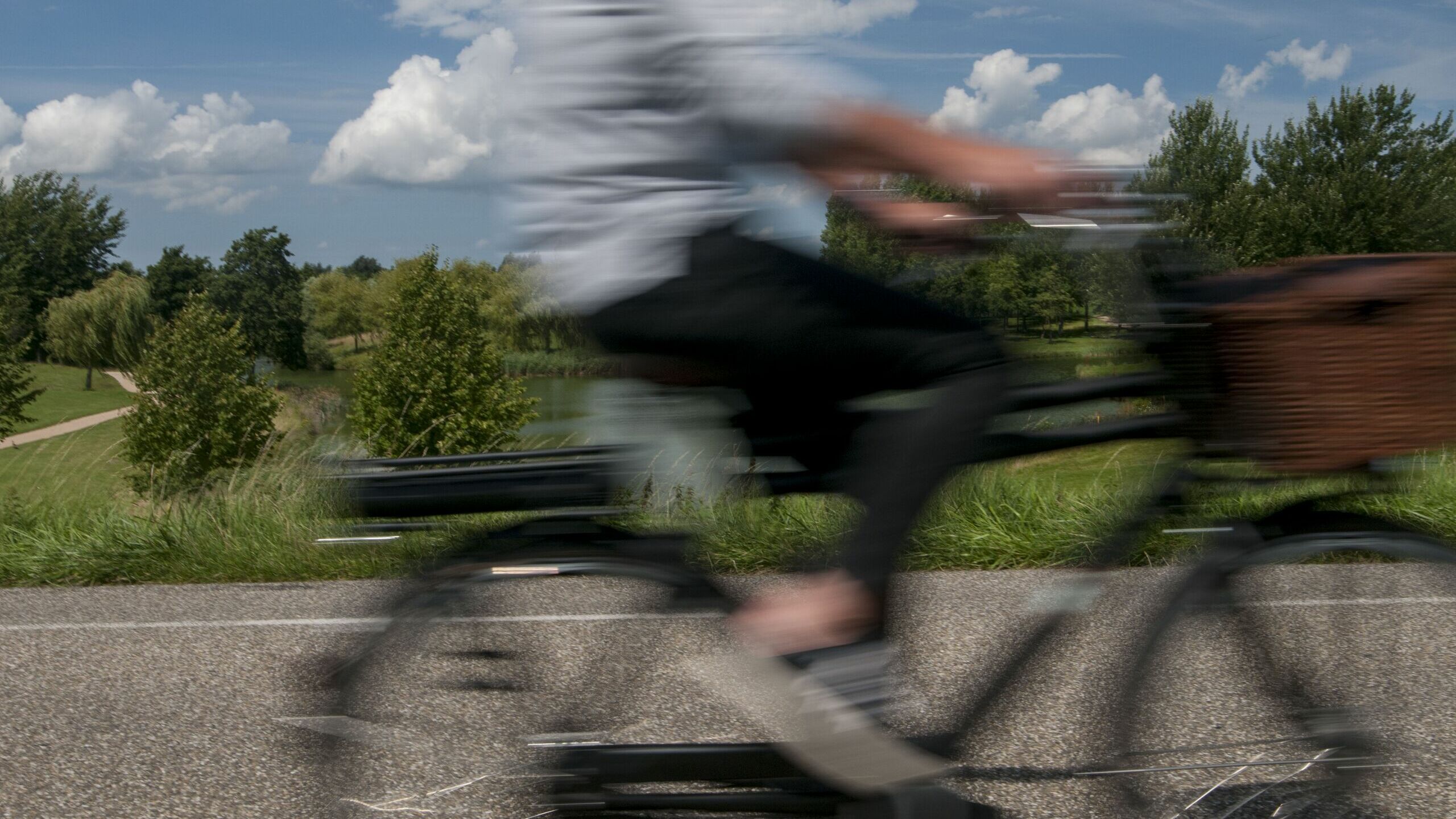 Een fietser rijdt op een fietspad.