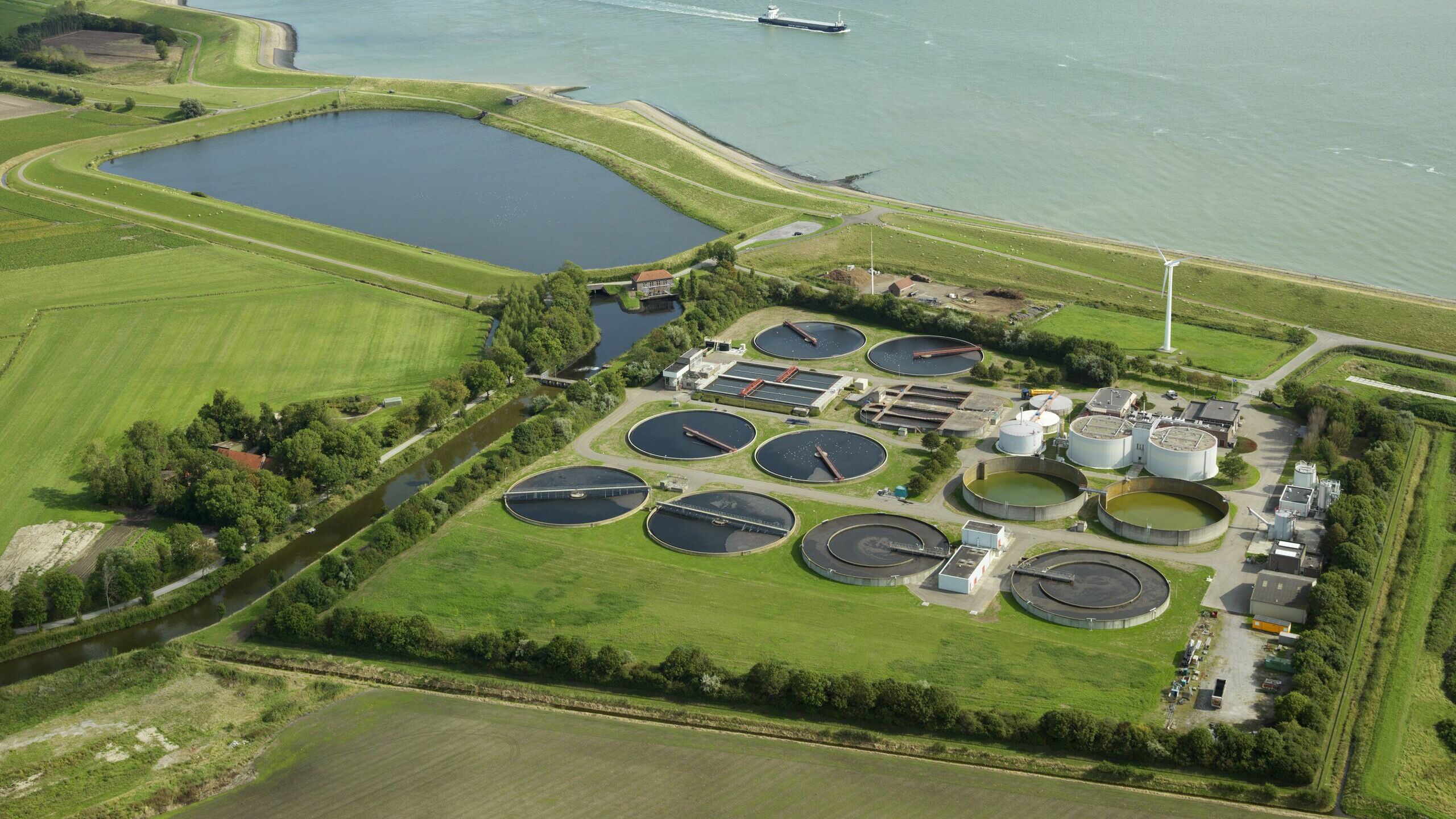 Een luchtfoto van de rioolwaterzuiveringsinstallatie in Ritthem.
