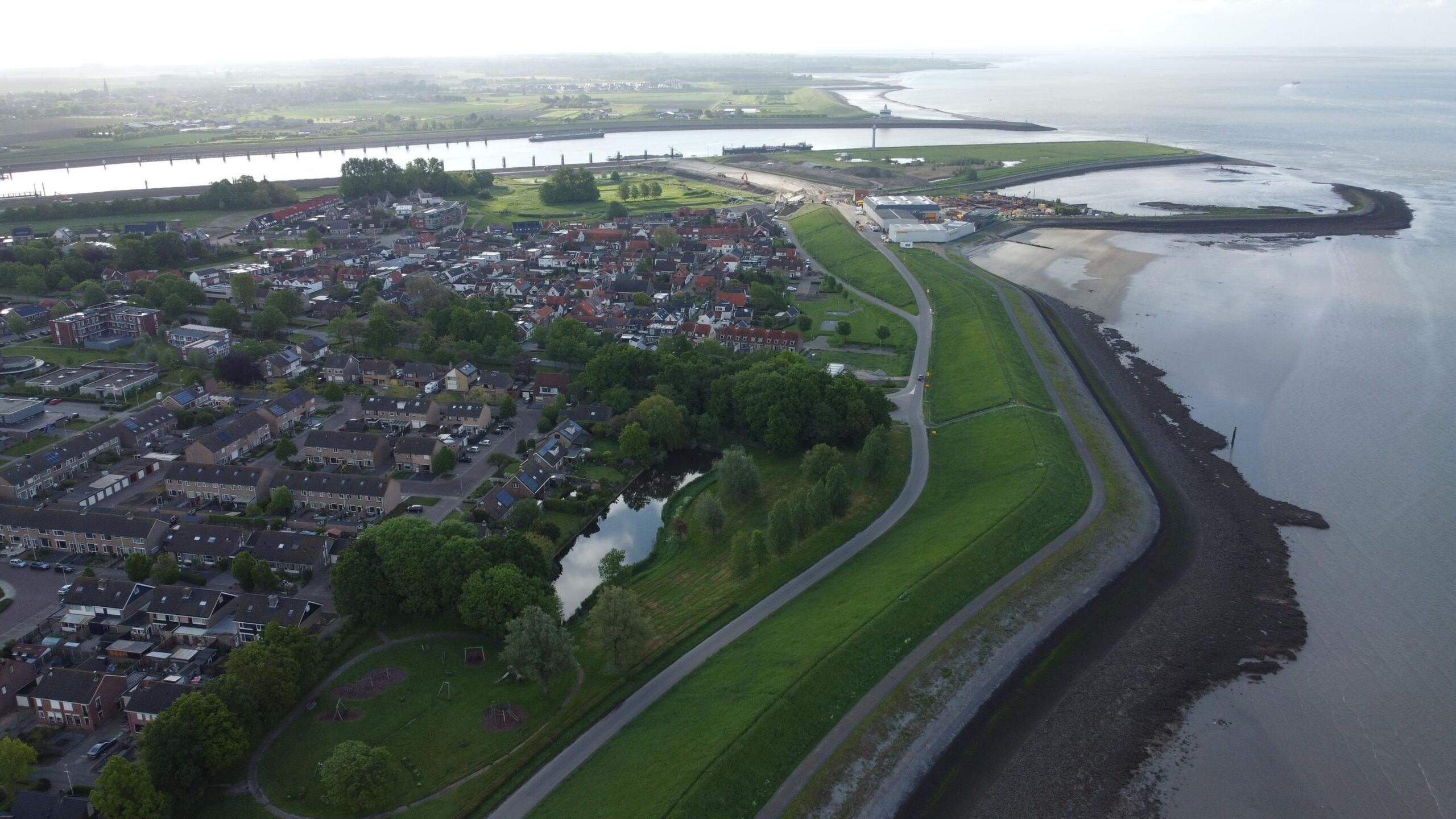 Een luchtfoto van de dijk bij Hansweert.