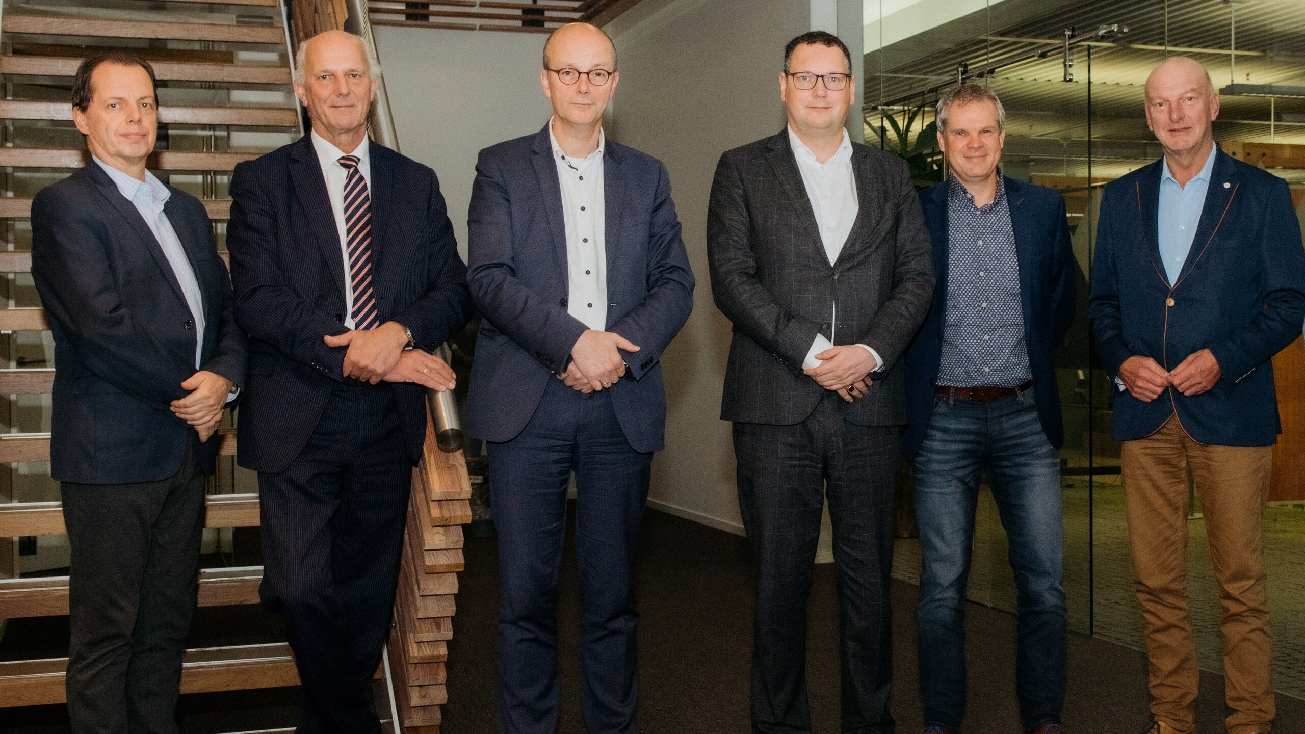 Groepsfoto van bestuurders die Veerse Meer convenant tekenden.