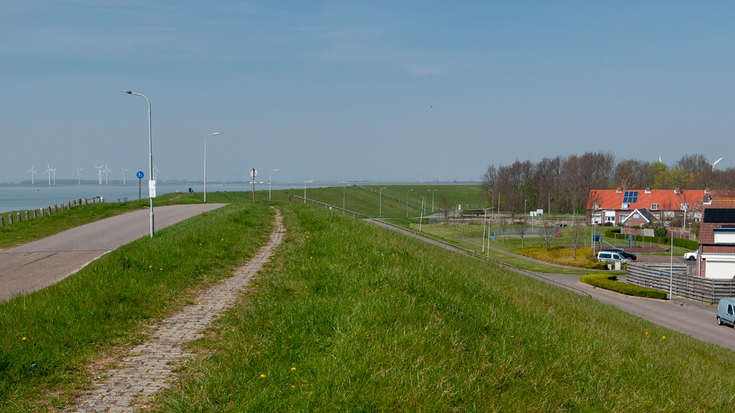 De dijk bij Hansweert met links de Westerschelde en rechts het dorp.