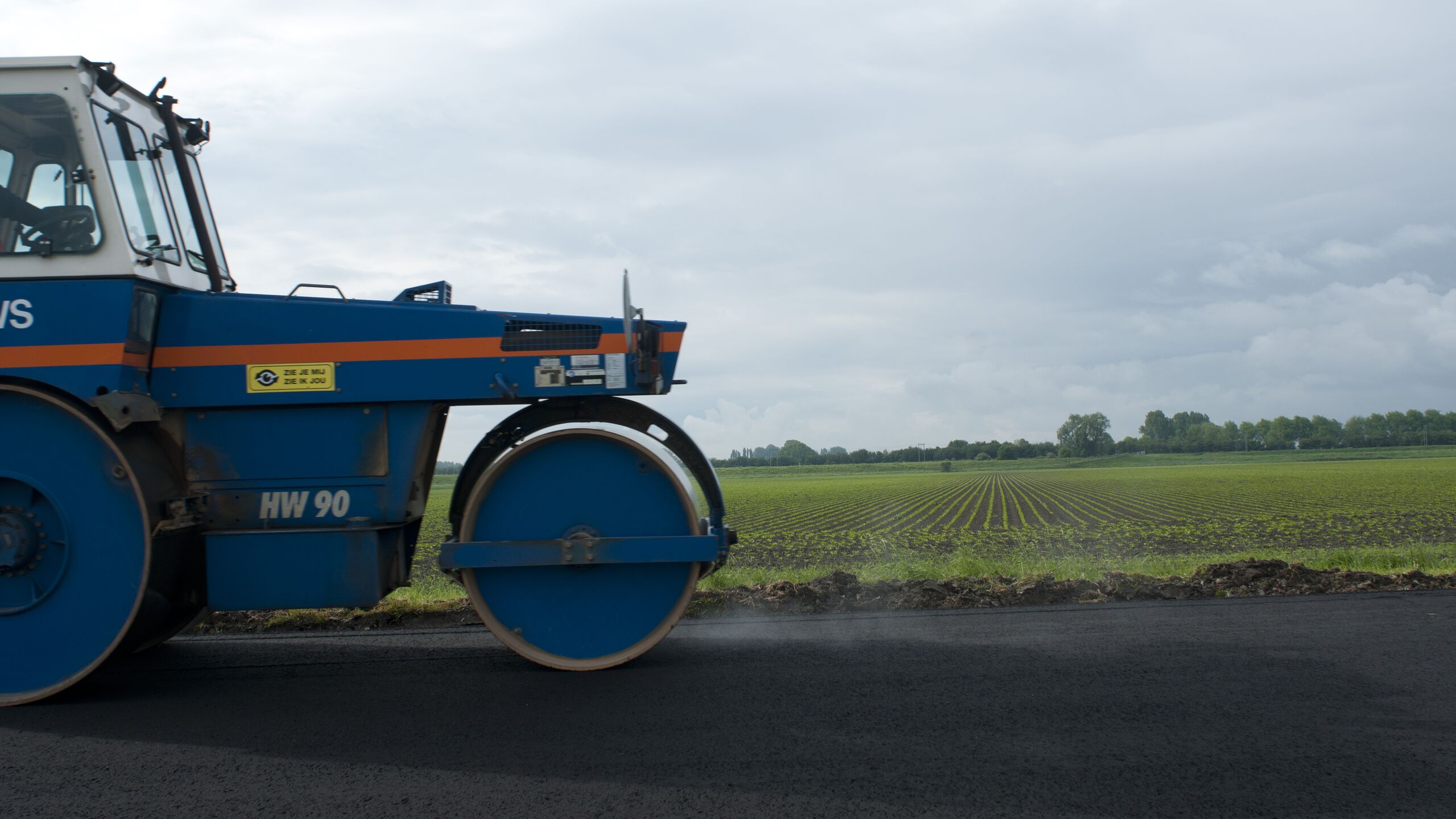het asfalteren van een weg