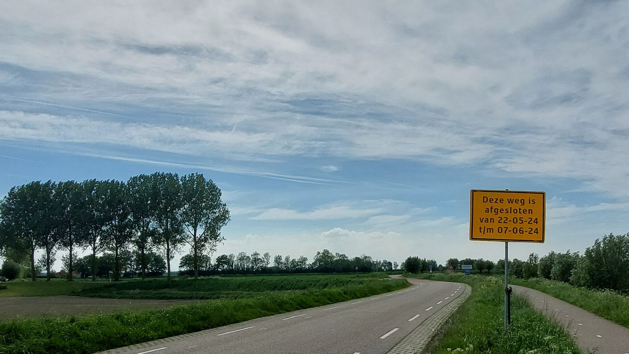 Het maaien van de wegberm.