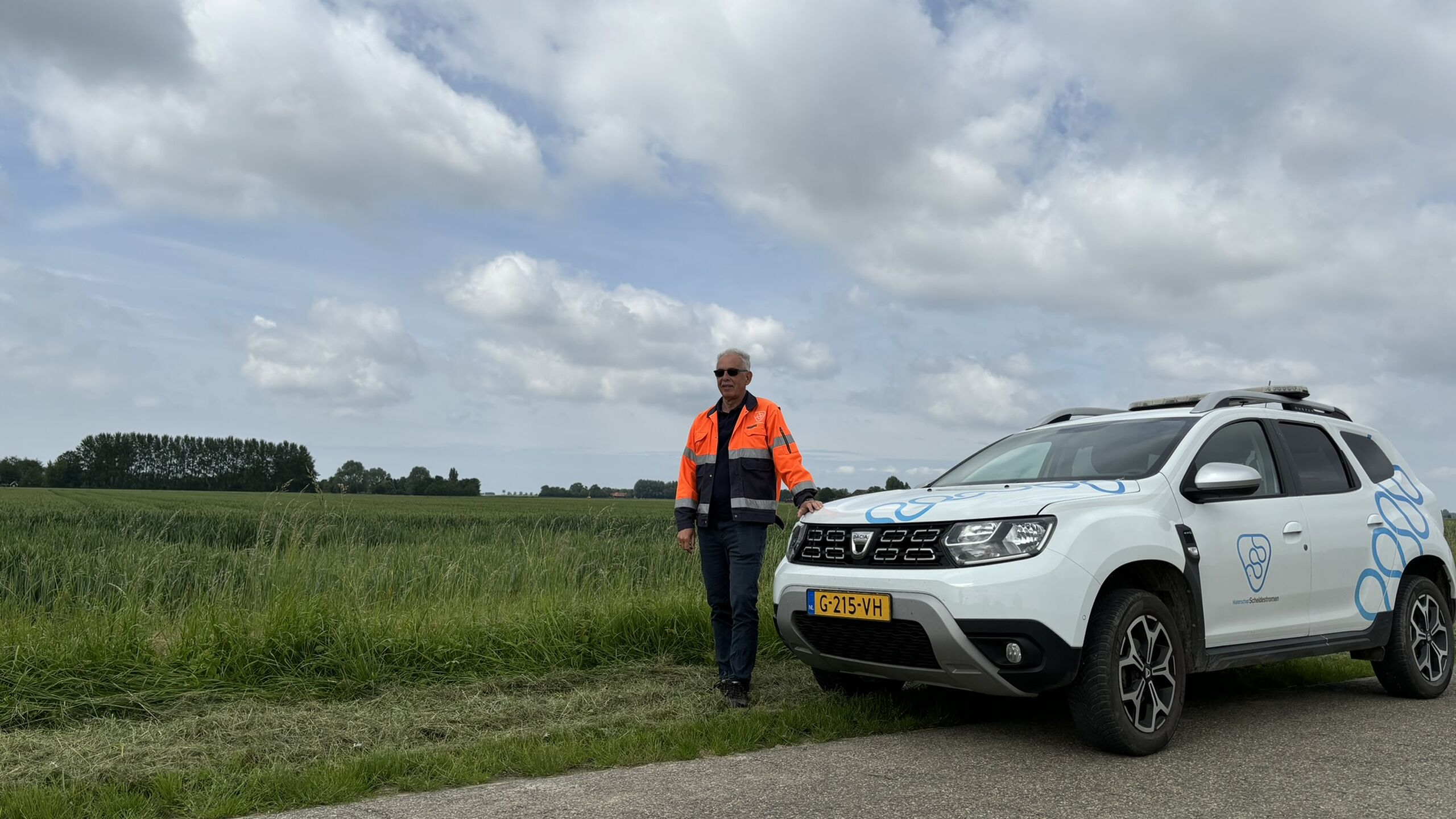 Opzichter Joop de Wild met een waterschapsauto.