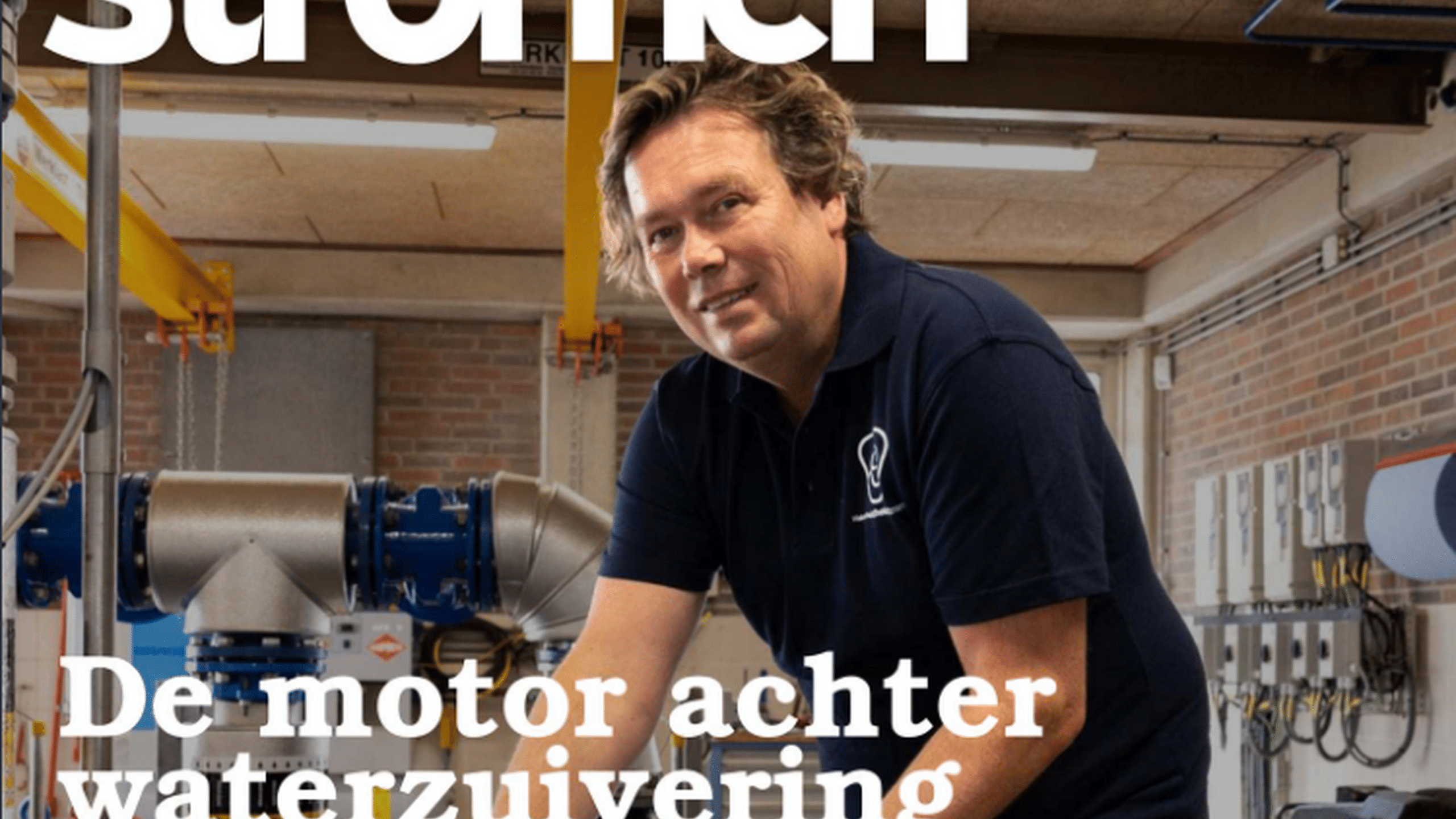 Medewerker aan het werk met een pomp op de zuivering
