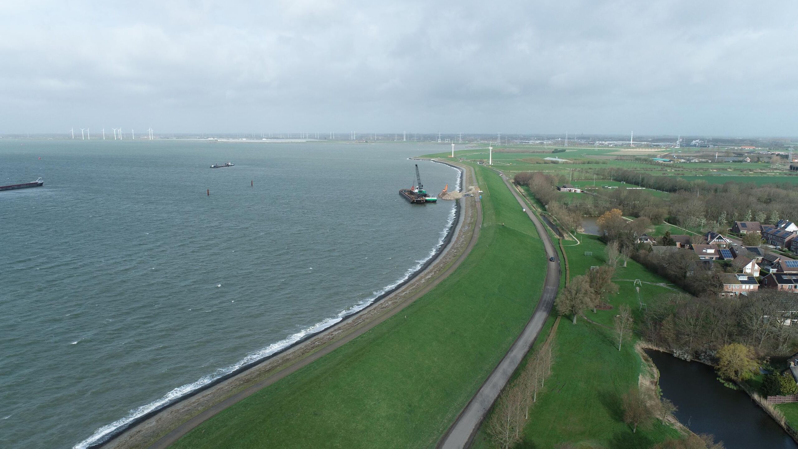 Een luchtfoto van de dijk bij Hansweert.