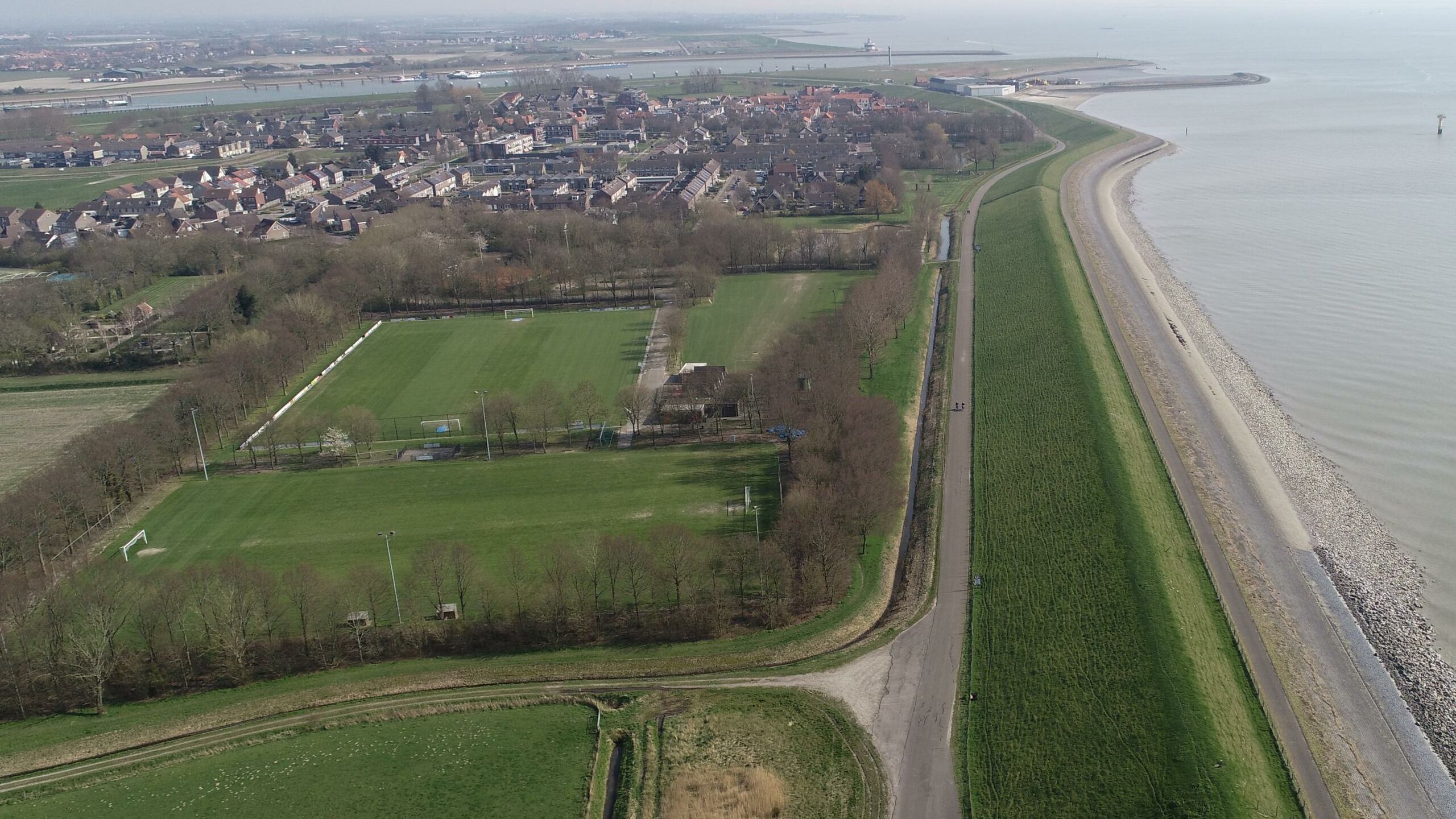 Een luchtfoto van de sportvelden bij Hansweert.