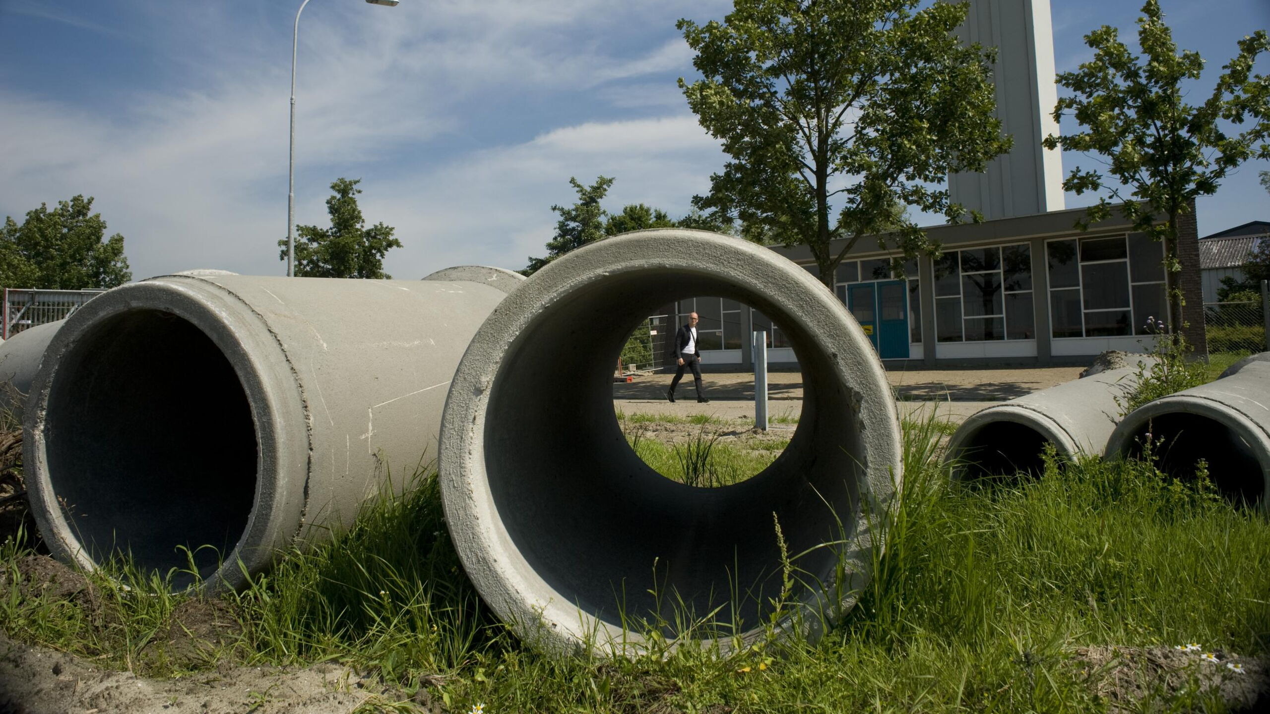 Rioolbuizen in het gras.