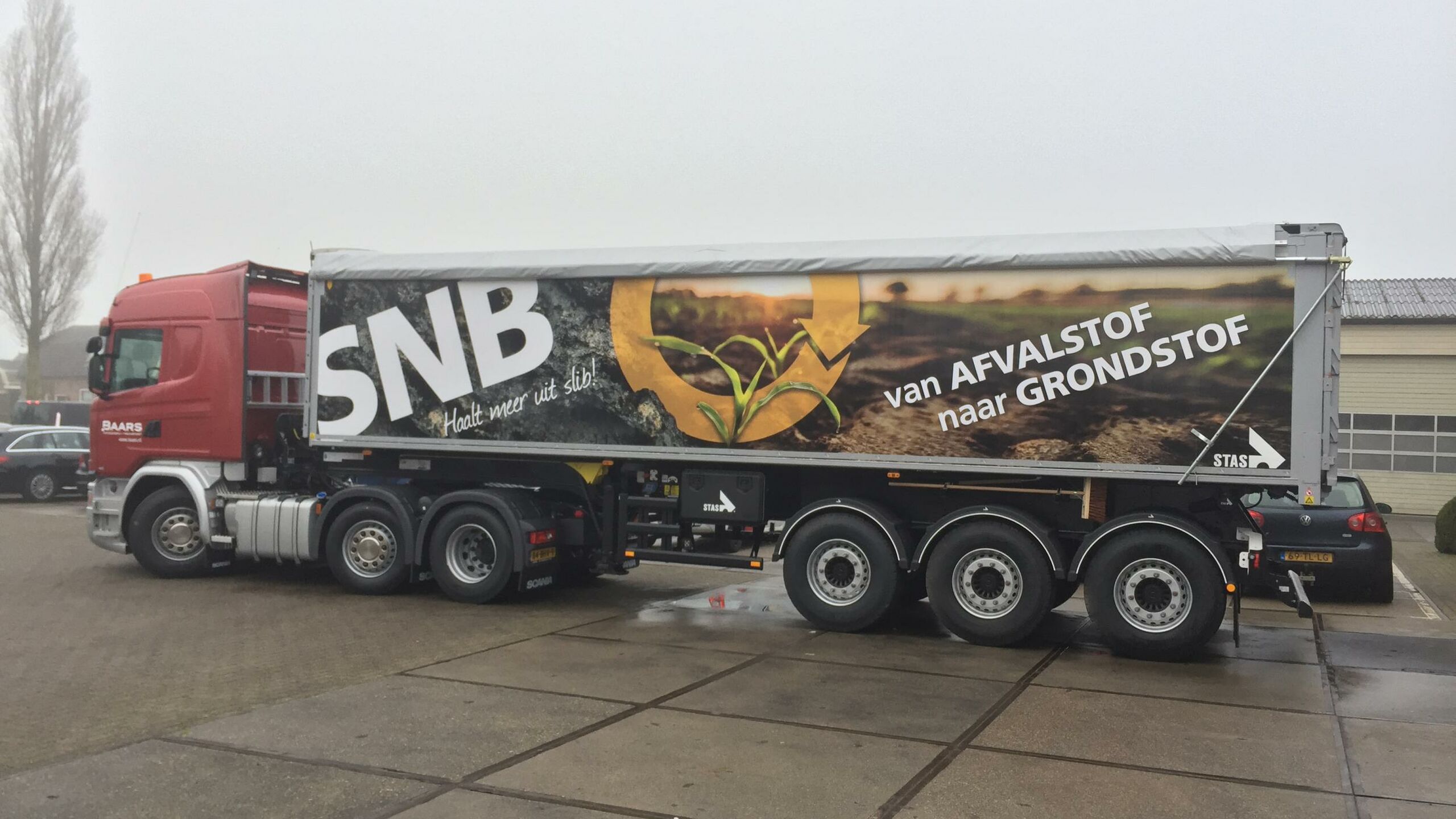 Vrachtwagen van Slibverwerking Noord-Brabant.
