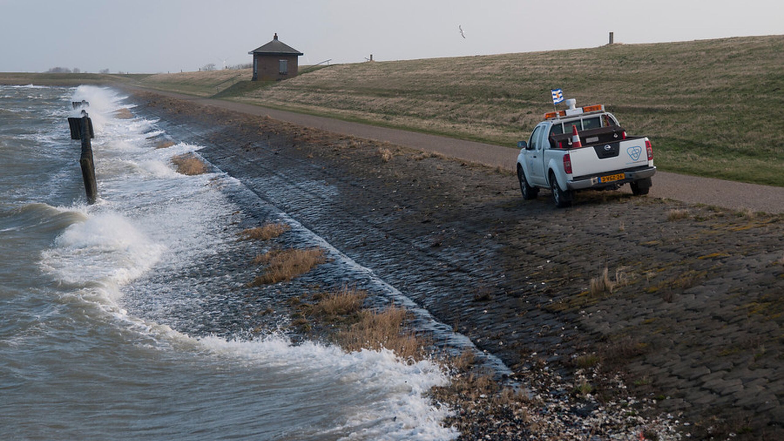 Dijkbewaking op een dijk.