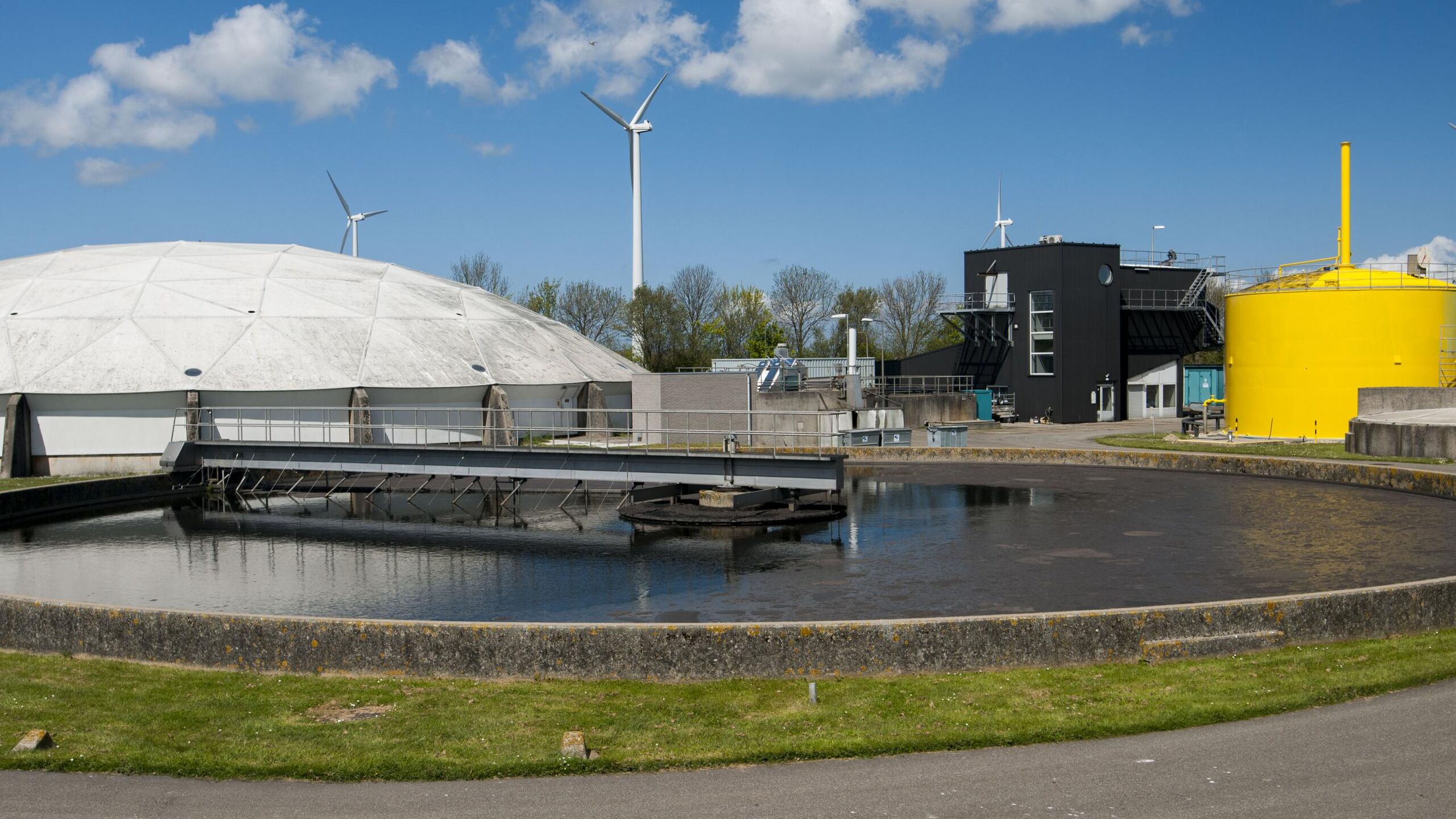 Een tank vol water op een rioolwaterzuivering.