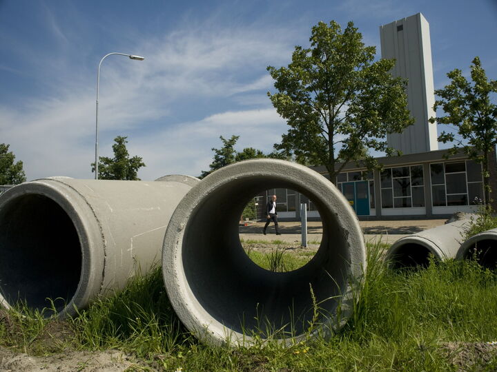 Rioolbuizen op een grasveld.