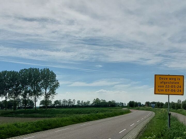 Het maaien van de wegberm.