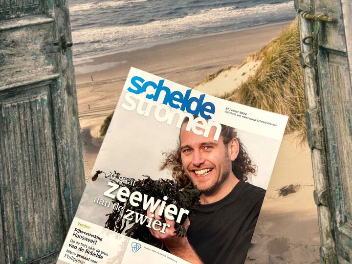 De cover van tijdschrift Scheldestromen Zomer 2024 met duin en zee op de achtergrond