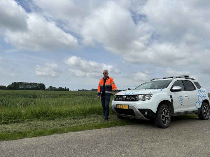 Opzichter Joop de Wild met een waterschapsauto.