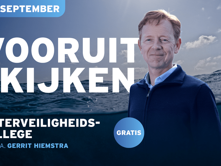 Een afbeelding van Gerrit Hiemstra, met de tekst 22 september Vooruit kijken, waterveiligheidscollege 