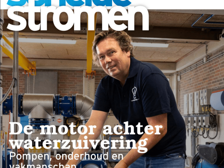 Medewerker aan het werk met een pomp op de zuivering