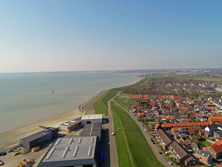 Dronefoto van de dijk bij Hansweert.