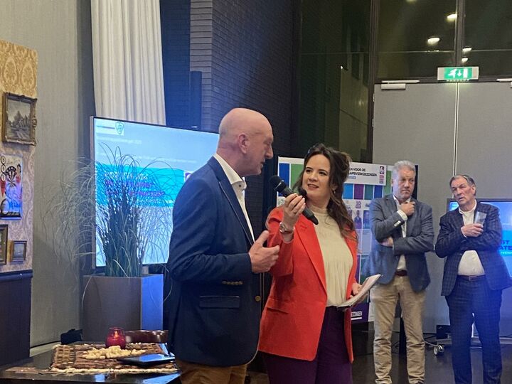 Dijkgraaf Toine Poppelaars in gesprek met Ramon van Zweden tijdens de uitslagenavond. 