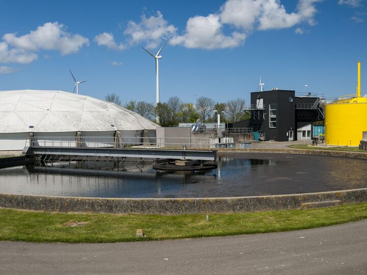Een tank vol water op een rioolwaterzuivering.