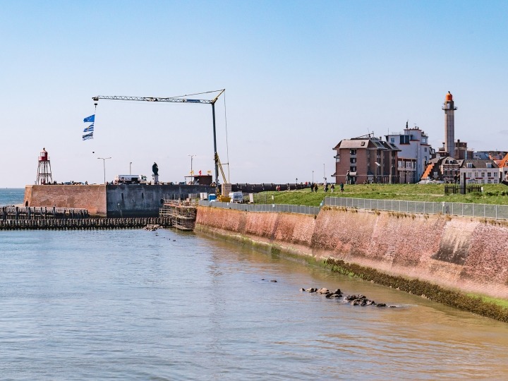 De Vlissingse Muur van Altena met de stad op de achtergrond.