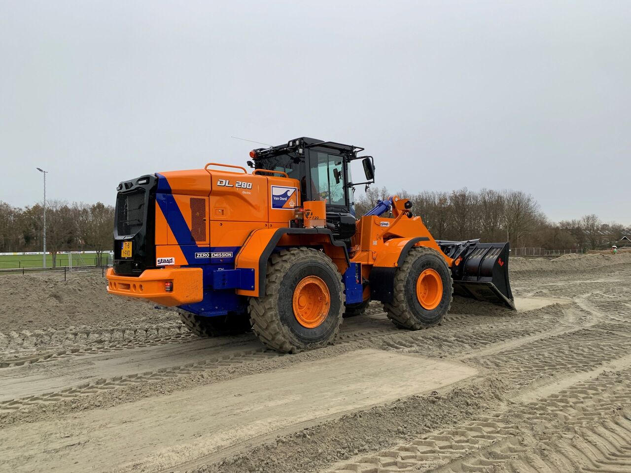 een grote elektrische shovel in de kleur oranje en blauw