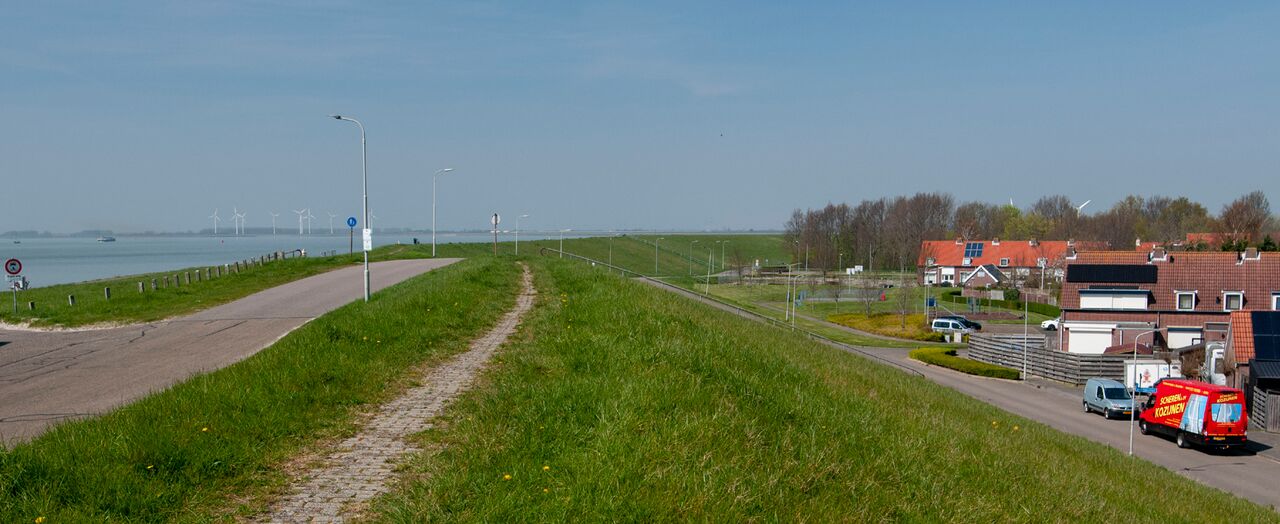 De dijk bij Hansweert met links de Westerschelde en rechts het dorp.