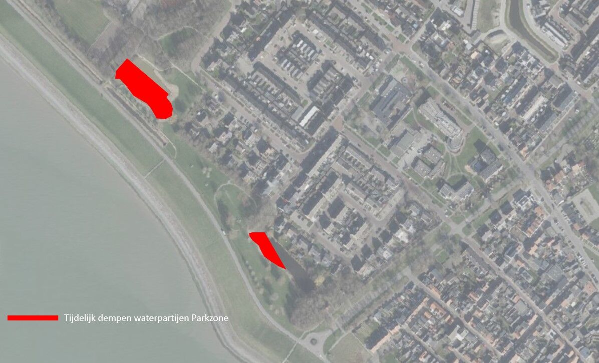 Luchtfoto met de kaart van Hansweert waarop rood gearceerd tijdelijk dempen waterpartij wordt aangegegeven