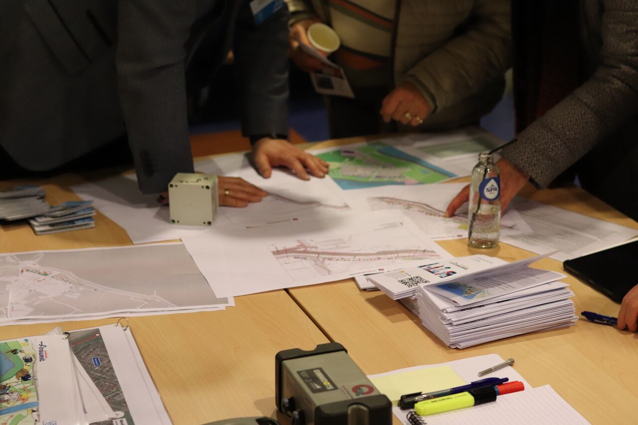 weergave van de inloopavond. bezoekers in het dorpshuis krijgen uitleg over de plaatsing van damwanden