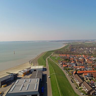 Dronefoto van de dijk bij Hansweert.